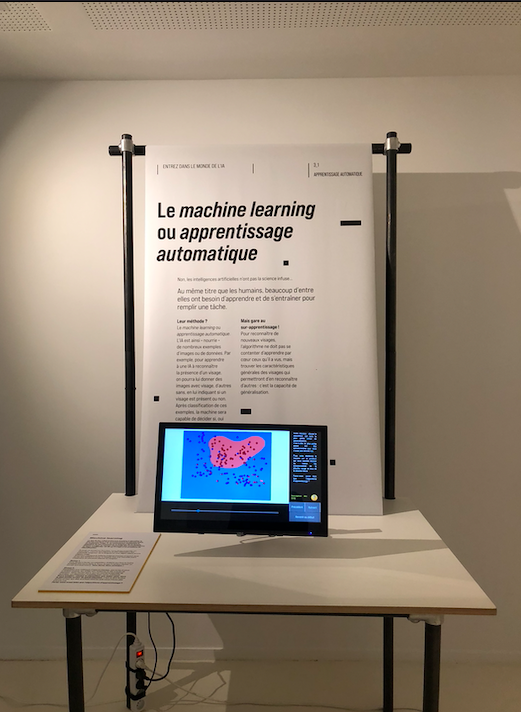 Panneau d'exposition et un ordinateur que le visiteur peut utiliser