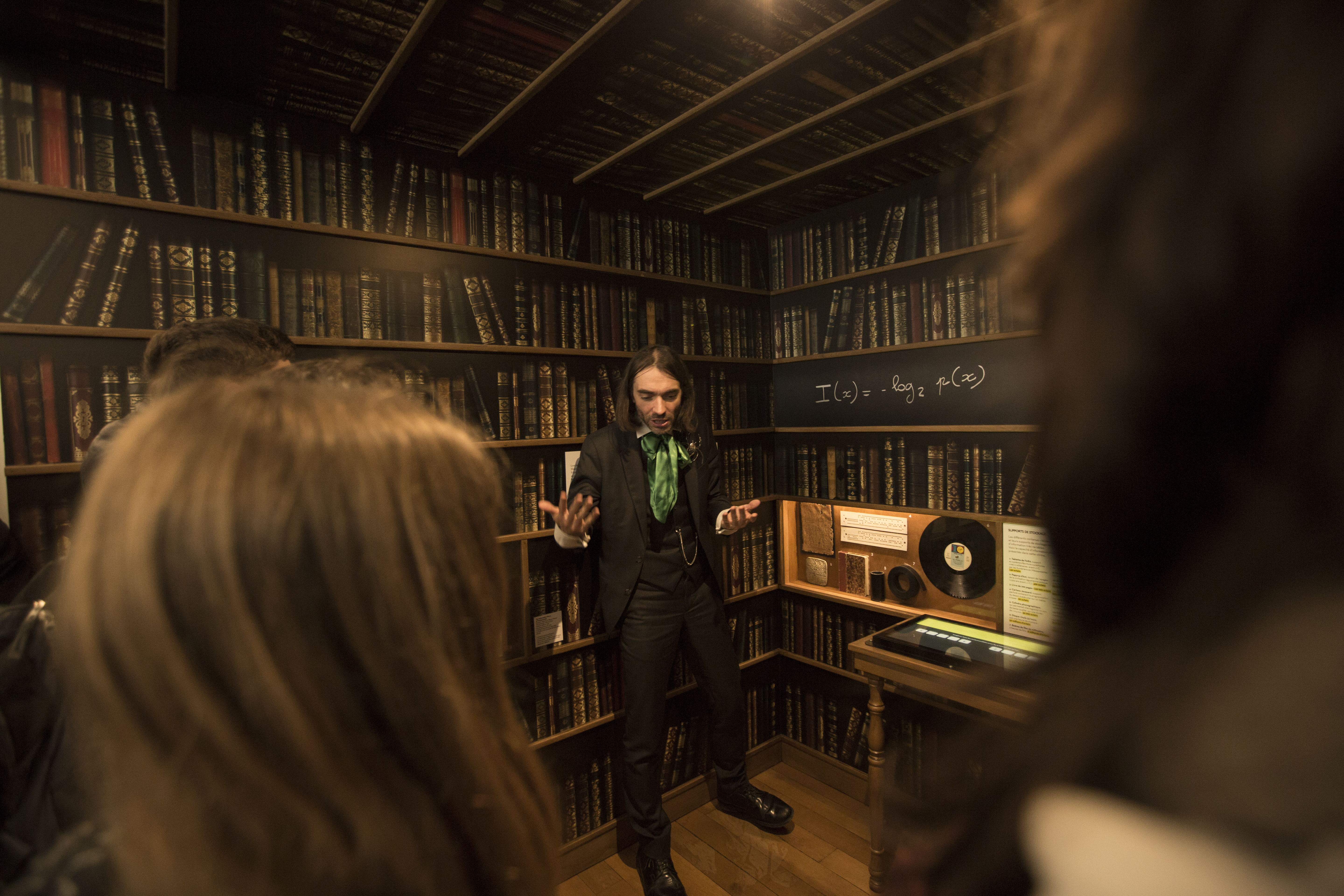 Cédric Villani parlant aux visiteurs dans une bibliothèque 