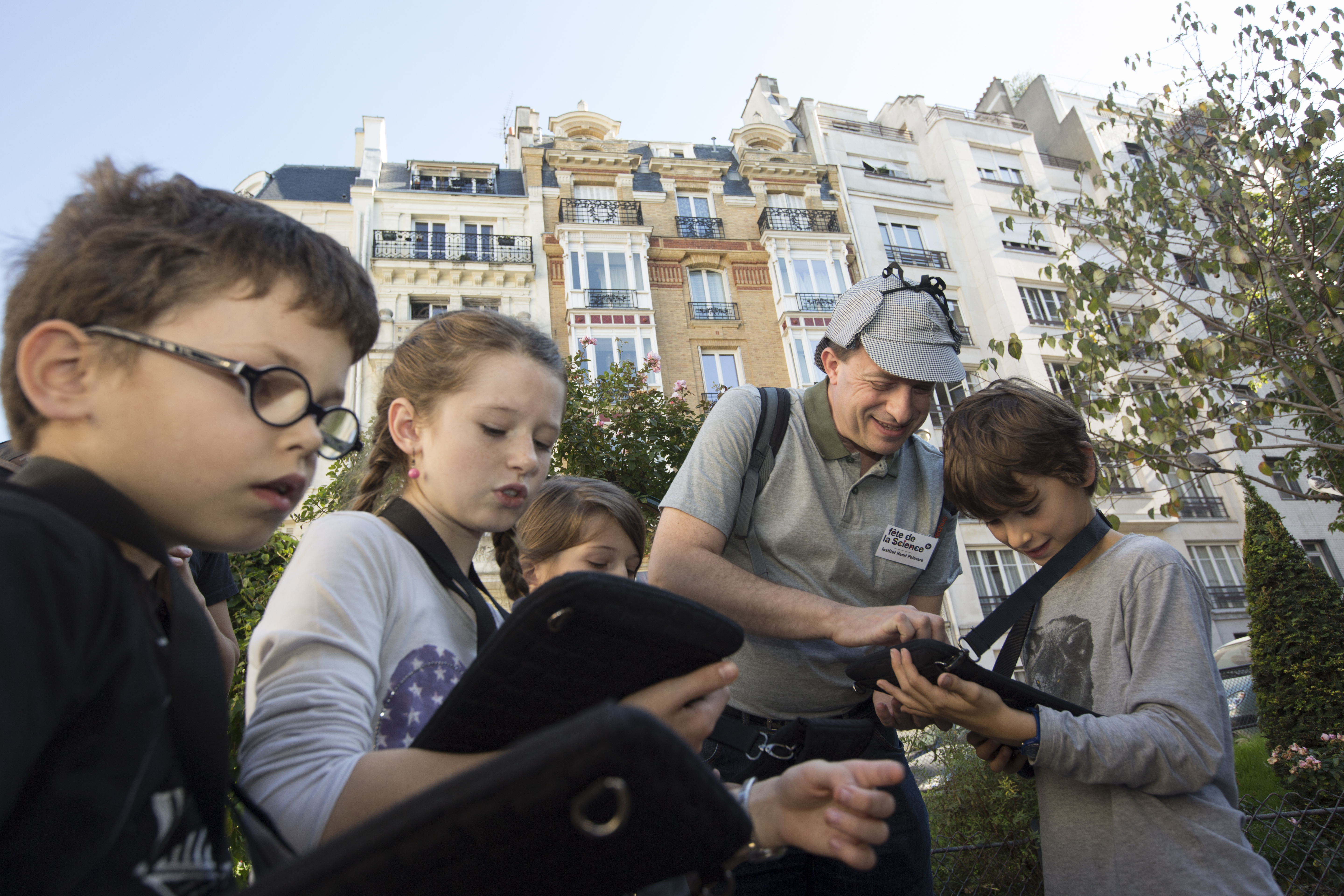 Enfants avec leur accompagnateur menant l'enquête 