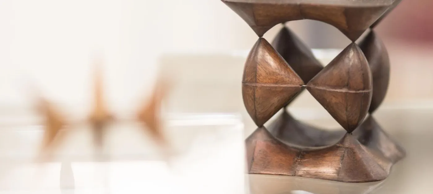 une sculpture en bois composée de formes géométriques symétriques