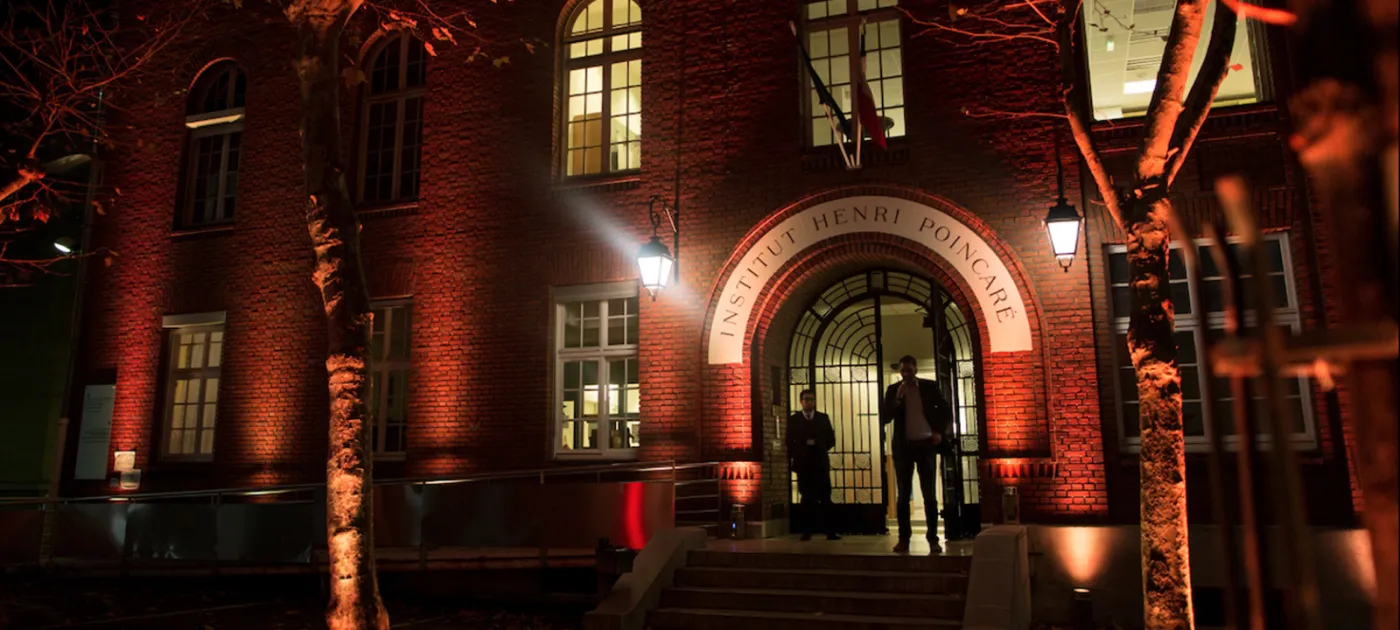 Devanture Institut Henri Poincaré de nuit et éclairé par des lumières